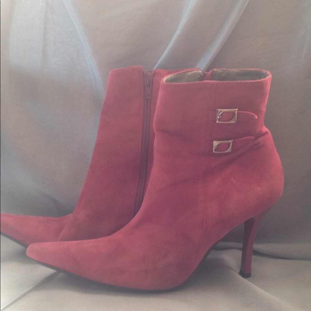 BCBG Girls fucia suede ankle boots